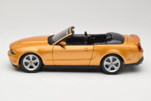 Ford Mustang GT S197 Cabriolet Or Maisto 1:18 31158 Métal — image 3 sur 7