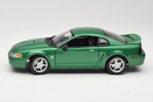 Ford Mustang GT SN95 Vert Maisto 1:18 50326 Métal — image 4 sur 8