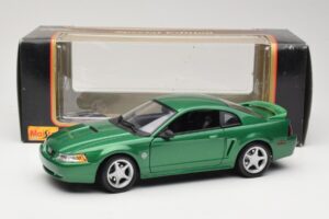 Ford Mustang GT SN95 Vert Maisto 1:18 50326 Métal — image 8 sur 8