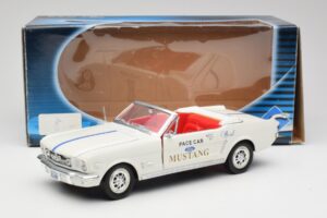 Ford Mustang Pace Car Wimbledon White Solido 1:18 81578 Métal — image 8 sur 8