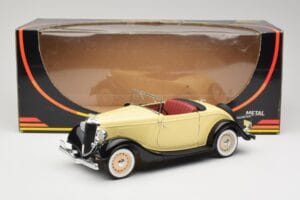 Ford Roadster Dearborn Yellow Solido 1:18 8008 Métal — image 8 sur 8