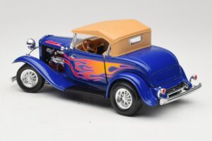 Ford Roadster Street Rod Bleu with Fire Road Signature 1:18 92249 Métal — image 7 sur 8