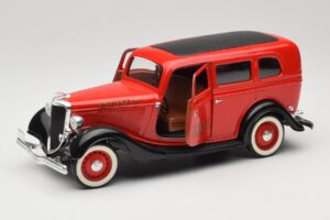 Ford Sedan Rouge Solido 1:18 8066 Métal — image 2 sur 8