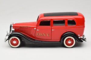 Ford Sedan Rouge Solido 1:18 8066 Métal — image 4 sur 8
