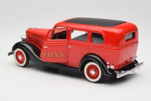 Ford Sedan Rouge Solido 1:18 8066 Métal — image 5 sur 8