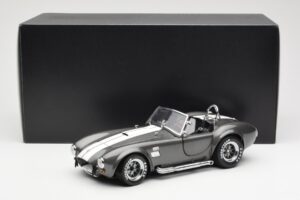 Ford Shelby Cobra 427 S/C Gris Métallisé Avec Rayures Blanches Kyosho 1:18 08045GRW Métal — image 8 sur 8