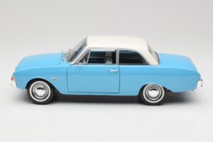 Ford Taunus 12M P1 Taunus Blue Revell 1:18 08880 Métal — image 4 sur 8