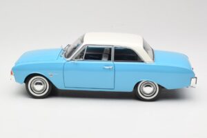 Ford Taunus 17M P2 Bleu Revell 1:18 08817 Métal — image 4 sur 8