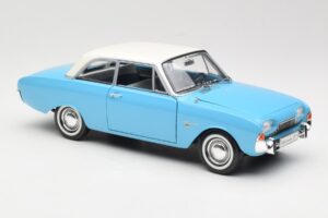 Ford Taunus 17M P2 Bleu Revell 1:18 08817 Métal — image 6 sur 8