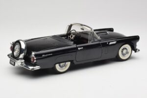 Ford Thunderbird Cabriolet Noir Revell 1:18 8818-M1 Métal — image 3 sur 8