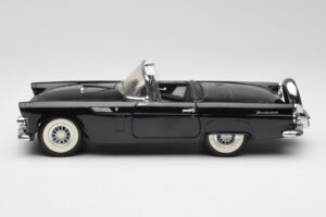 Ford Thunderbird Cabriolet Noir Revell 1:18 8818-M1 Métal — image 4 sur 8