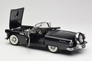 Ford Thunderbird Cabriolet Noir Revell 1:18 8818-M1 Métal — image 5 sur 8