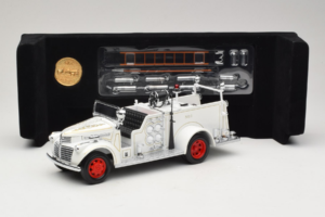 GMC Camion de Pompiers Blanc Road Signature 1:18 20068 Métal — image 8 sur 9