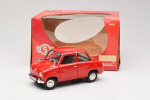 Goggomobil T 250 Rouge Revell 1:18 8952 Métal — image 7 sur 7