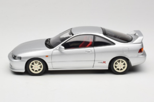 Honda Integra Type R DC2 Pre-Facelift Vogue Silver Metallic MotorHelix 1:18 M85202 Métal — image 4 sur 8