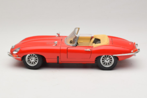 Jaguar E-Type Series 1 Cabriolet Rouge Bburago 1:18 3038 Métal — image 4 sur 8