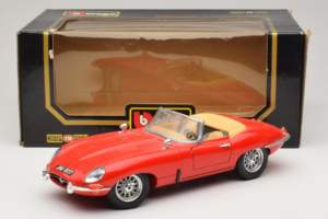 Jaguar E-Type Series 1 Cabriolet Rouge Bburago 1:18 3038 Métal — image 8 sur 8