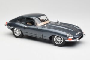 Jaguar E-Type Gris Bburago 1:18 30018 Métal — image 6 sur 8