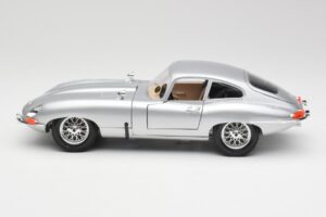 Jaguar E-Type Series 1 Argent Bburago 1:18 3018-M2 Métal — image 4 sur 8