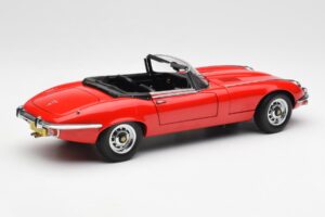Jaguar E-Type Roadster Series III V12 Rouge AUTOart 1:18 73523 Métal — image 3 sur 8