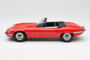 Jaguar E-Type Roadster Series III V12 Rouge AUTOart 1:18 73523 Métal — image 4 sur 8