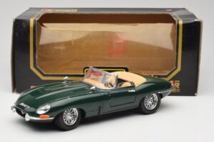 Jaguar E-Type Series 1 Roadster Vert Bburago 1:18 3018-M5 Métal — image 8 sur 8