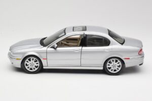 Jaguar X-Type Argent Maisto 1:18 7271328 Métal — image 4 sur 8