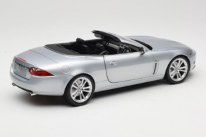 Jaguar XK X150 Cabriolet Argent Minichamps 1:18 153130533 Métal — image 3 sur 8