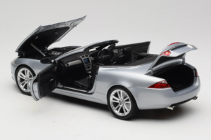 Jaguar XK X150 Cabriolet Argent Minichamps 1:18 153130533 Métal — image 5 sur 8