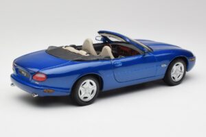 Jaguar XK8 X100 Cabriolet Azure Bleu Maisto 1:18 50286 Métal — image 3 sur 8
