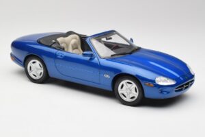 Jaguar XK8 X100 Cabriolet Azure Bleu Maisto 1:18 50286 Métal — image 6 sur 8