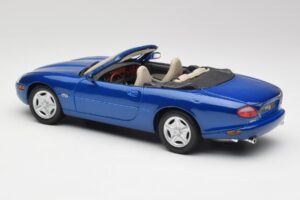 Jaguar XK8 X100 Cabriolet Azure Bleu Maisto 1:18 50286 Métal — image 7 sur 8