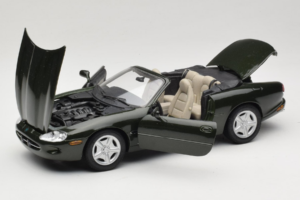 Jaguar XK8 Green Metallic Gris Clair Intérieur Maisto 1:18 31836 Métal — image 2 sur 8