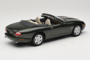 Jaguar XK8 Green Metallic Gris Clair Intérieur Maisto 1:18 31836 Métal — image 3 sur 8