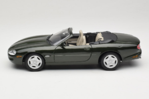 Jaguar XK8 Green Metallic Gris Clair Intérieur Maisto 1:18 31836 Métal — image 4 sur 8