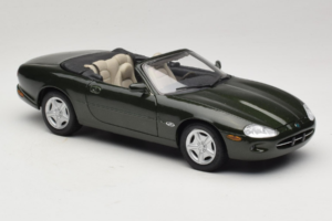 Jaguar XK8 Green Metallic Gris Clair Intérieur Maisto 1:18 31836 Métal — image 6 sur 8