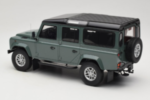 Land Rover Defender Station Wagon Keswick Green GT Spirit 1:18 GT527 Résine — image 5 sur 6