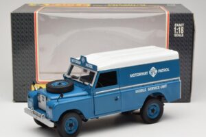 Land Rover Series III 109 Soft Top Motorway Patrol Bleu Eagles Race 1:18 4403 Métal — image 8 sur 8