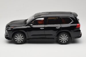 Lexus LX570 J200 Noir LCD 1:18 LCD18010-BL Métal — image 4 sur 8