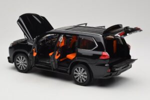 Lexus LX570 J200 Noir LCD 1:18 LCD18010-BL Métal — image 5 sur 8