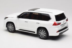 Lexus LX570 J200 Blanc LCD 1:18 LCD18010-WH Métal — image 7 sur 8
