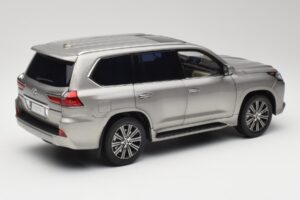 Lexus LX570 Sonic Titane Kyosho 1:18 08955T Métal — image 3 sur 8