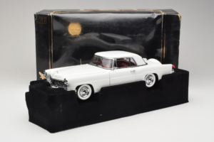 Lincoln Continental Mark II Blanc Road Signature 1:18 20078-P1 Métal — image 6 sur 6