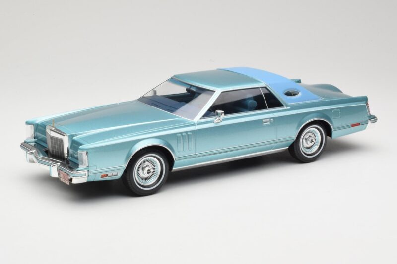 Lincoln Continental Mark V Blue Metallic MCG 1:18 MCG18369 Métal