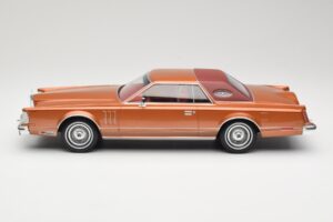 Lincoln Continental Mark V Crystal Apricot Metallic MCG 1:18 MCG18370 Métal — image 3 sur 6