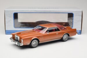 Lincoln Continental Mark V Crystal Apricot Metallic MCG 1:18 MCG18370 Métal — image 6 sur 6