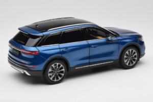 Lincoln Corsair Bleu OEM 1:18 LINCOLN001 Métal — image 3 sur 8