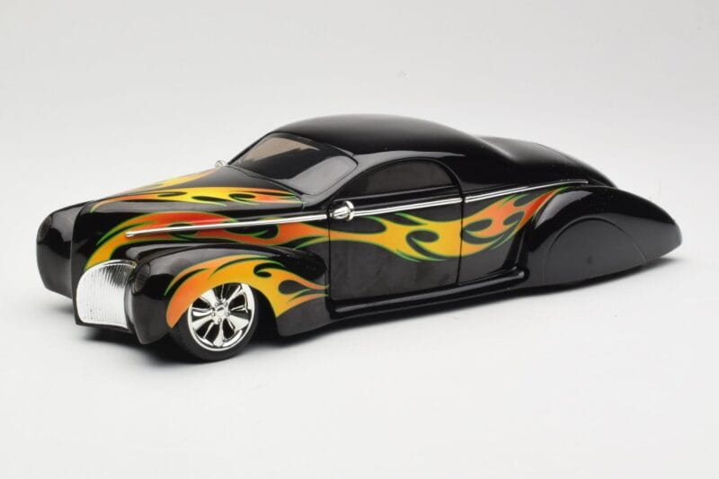 Lincoln Zephyr Scrape Custom Noir avec Flammes Hot Wheels 1:18 57319 Métal