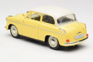 Lloyd Alexander TS Jaune Revell 1:18 08958 Métal — image 7 sur 8
