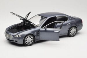Maserati Quattroporte Blue Metallic Hot Wheels 1:18 B7003 Métal — image 2 sur 8